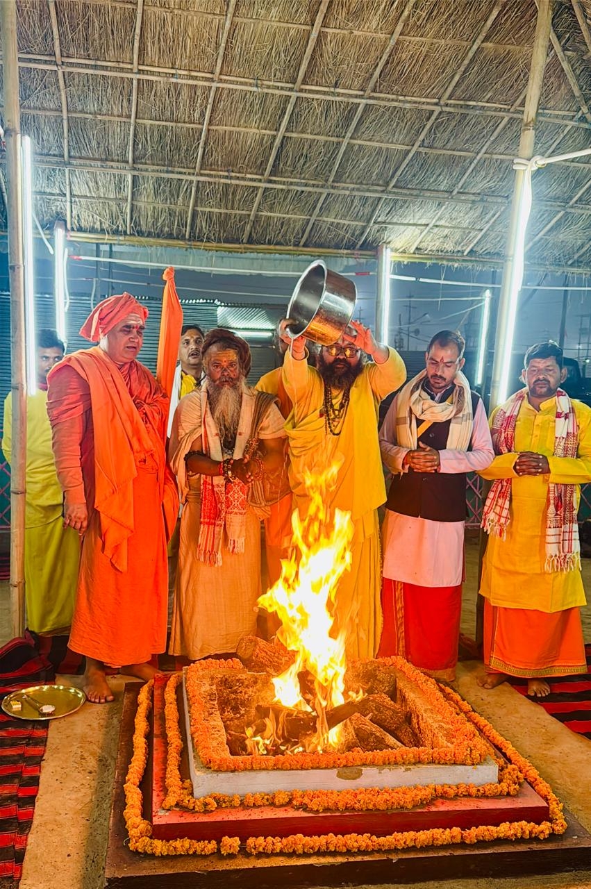 संगम की रेती पर बंग्लादेश के हिन्दुओं की रक्षा के लिए किए गए वैदिक अनुष्ठान का छाया चित्र