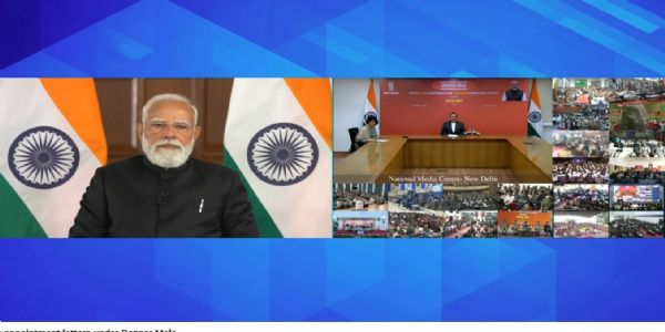 प्रधानमंत्री नरेन्द्र मोदी रोजगार मेले को संबोधित करते हुए प्रधानमंत्री नरेन्द्र मोदी रोजगार मेले को संबोधित करते हुए