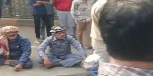 इंदौर दूषित पानी मामला : भागीरथपुरा में सड़क पर शव रखकर चक्काजाम, भाजपा पार्षद के खिलाफ नारेबाजी