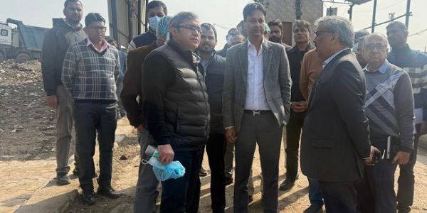 निगमायुक्त संजीव खिरवार ने ओखला लैंडफिल साइट का किया निरीक्षण