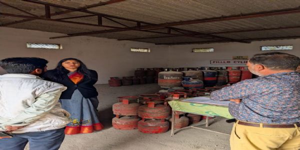 उज्जैन में गैस एजेंसी स्टॉक में गड़बड़ी मिलने पर गोदाम सील, 13 लाख से अधिक के सिलेंडर जब्त