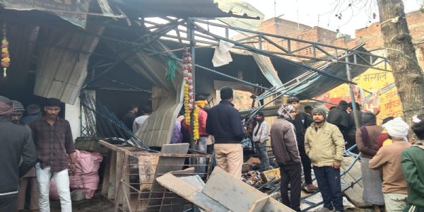 किराना दुकान में धमाका, 10 दुकानें क्षतिग्रस्त, आग से सारा सामान जला