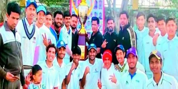 अंडर-16 क्रिकेट टूर्नामेंट : रुक्मणी एकेडमी मुरादाबाद ने जीती ट्रॉफी