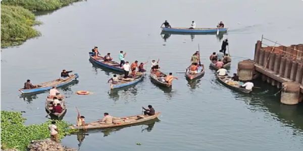 सूरत में बुलेट ट्रेन ब्रिज के निर्माण कार्य के दौरान बड़ा हादसा, नाव पर लोहे की प्लेट गिरने से पिता-पुत्र की मौत