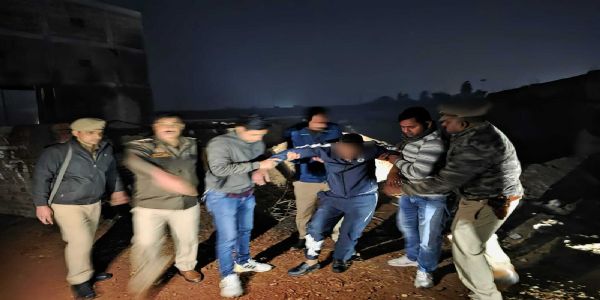 पुलिसकर्मी बनकर टप्पेबाजी करने वाला मुठभेड़ में साथी सहित गिरफ्तार, गोली लगी