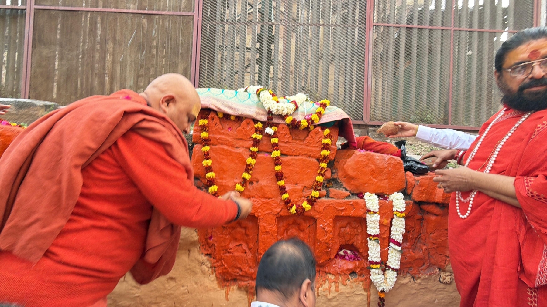 श्रृंगार गौरी का पूजन करते संत श्रृंगार गौरी का पूजन करते संत