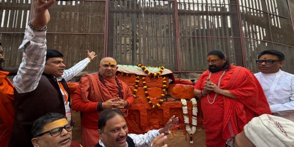 श्रृंगार गौरी का पूजन करते संत श्रृंगार गौरी का पूजन करते संत