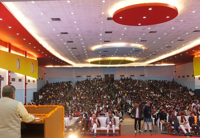 युवा विद्यार्थी सम्मेलन एवं संवाद कार्यक्रम में राष्ट्रीय स्वयंसेवक संघ के सरकार्यवाह दत्तात्रेय होसबाले एवं सभागार में बैठे युवा युवा विद्यार्थी सम्मेलन एवं संवाद कार्यक्रम में राष्ट्रीय स्वयंसेवक संघ के सरकार्यवाह दत्तात्रेय होसबाले एवं सभागार में बैठे युवा