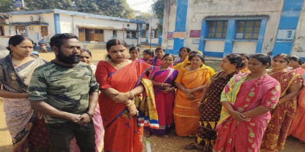 अस्पताल के महिला शौचालय मैं मोबाइल से रिकॉर्डिंग की कोशिश, गोआलतोड़ में तनाव