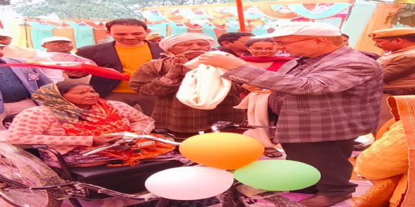 कंधे पर दिव्यांग पत्नी को देख पसीजा डीएम का दिल, तत्काल मिली मोटराइज्ड साइकिल