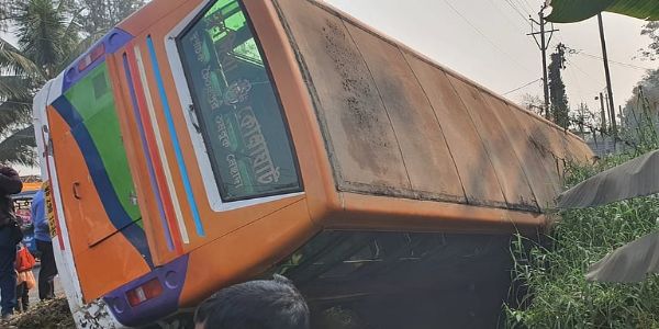 हल्दिया-मेचेदा हाईवे पर बस दुर्घटना