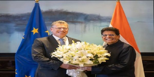 यूरोपीय संघ के व्यापार आयुक्त मारोस सेफकोविच का स्वागत करते पीयूष गोयल यूरोपीय संघ के व्यापार आयुक्त मारोस सेफकोविच का स्वागत करते पीयूष गोयल