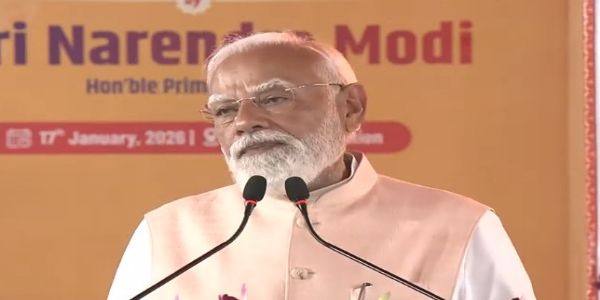 पश्चिम बंगाल के मालदा टाउन रेलवे स्टेशन से देश की पहली वंदे भारत स्लीपर ट्रेन के लोकार्पण कार्यक्रम में प्रधानमंत्री मोदी