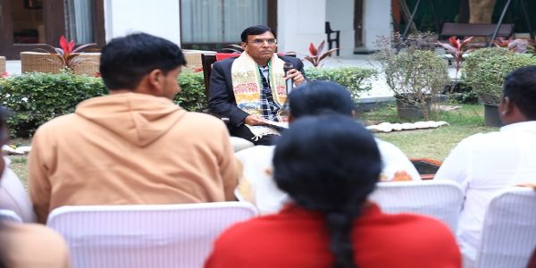 पीएम-एसवाईएम लाभार्थियों से बातचीत करते डॉ. मनसुख मांडविया पीएम-एसवाईएम लाभार्थियों से बातचीत करते डॉ. मनसुख मांडविया