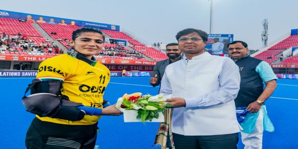 सविता हॉकी इंडिया के अध्यक्ष डॉ. दिलीप तिर्की सविता हॉकी इंडिया के अध्यक्ष डॉ. दिलीप तिर्की