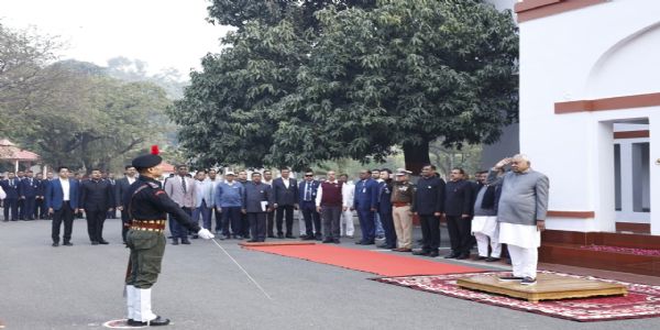 मुख्यमंत्री और दोनों उपमुख्यमंत्री ने अपने आवास पर फहराया तिरंगा