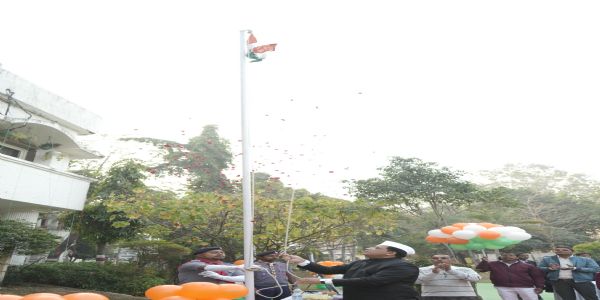 कोरबा जिला कार्यालय में कलेक्टर कुणाल दुदावत ने झंडा फहराया