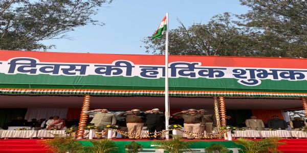 गणतंत्र दिवस पर पुलिस लाईन मैदान में डीसी ने फहराया तिरंगा