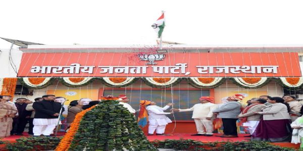भाजपा प्रदेश कार्यालय में प्रदेश अध्यक्ष एवं मुख्यमंत्री ने तिरंगा ध्वज फहराया