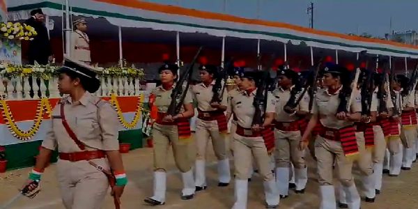 गणतंत्र दिवस पर जिलाधिकारी ने आसनसोल स्टेडियम में राष्ट्रीय ध्वज फहराया