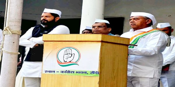 रांची स्थित प्रदेश कांग्रेस कार्यालय में गणतंत्र दिवस पर फहराया गया तिरंगा