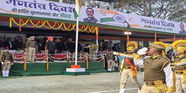 गणतंत्र दिवस के मुख्य समारोह में उपायुक्त ने फहराया तिरंगा