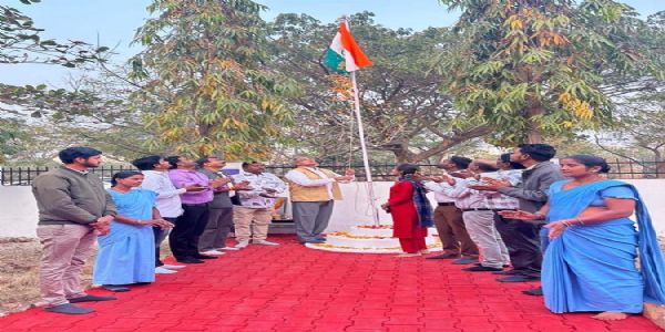 गणतंत्र दिवस पर छत्तीसगढ़ राज्य खाद्य आयोग के अध्यक्ष ने ध्वज फहराया