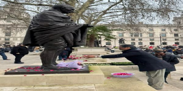 मुख्यमंत्री ने लंदन में महात्मा गांधी को दी श्रद्धांजलि