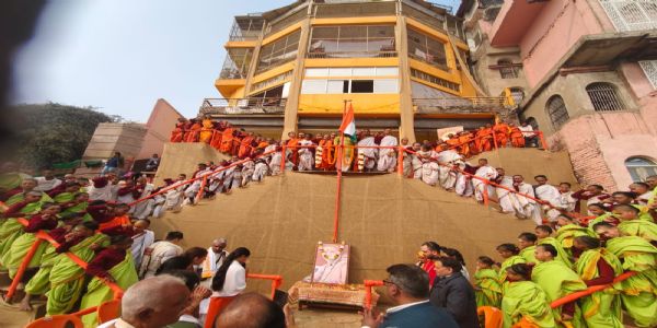 शंकराचार्य घाट पर बटुकों ने मनाया गणतंत्र दिवस, स्वयं को बनाया तिरंगा