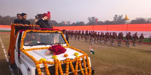 केन्द्रीय राज्यमंत्री तोखन साहू ने झंडा फहराकर परेड की ली सलामी