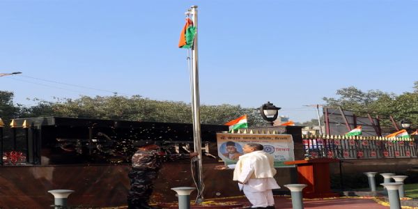 होसबाले ने दिल्ली के संघ कार्यालय पर फहराया राष्ट्रध्वज