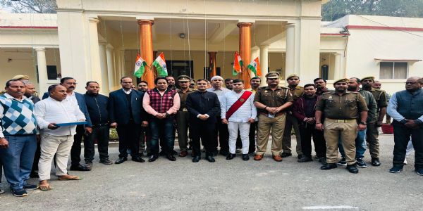 गणतंत्र दिवस : वाराणसी में आन-बान-शान से लहराया तिरंगा