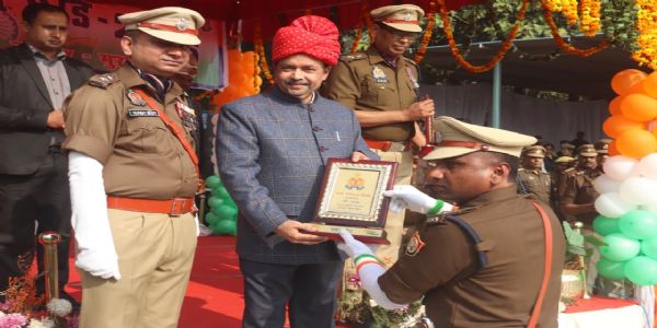 उत्कृष्ट कार्य के लिए 6 इंस्पेक्टर समेत 60 पुलिस कर्मी सम्मानित