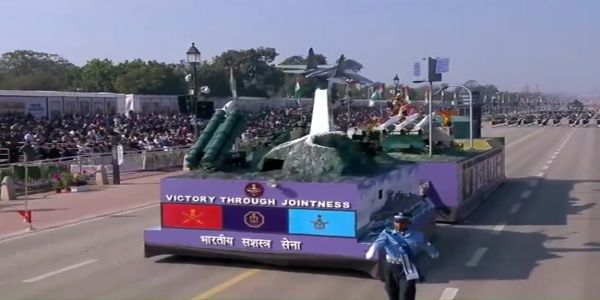 तीनों सेनाओं की झांकी में 