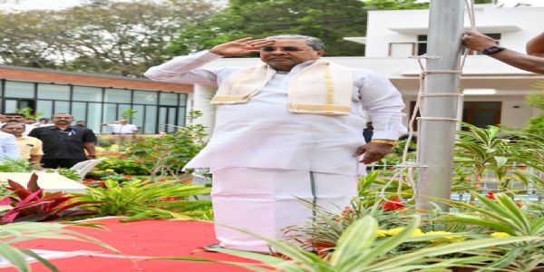 कर्नाटक के मुख्यमंत्री सिद्धारमैया ने गणतंत्र दिवस पर दीं शुभकामनाएं, संविधान और सामाजिक न्याय पर दिया जोर