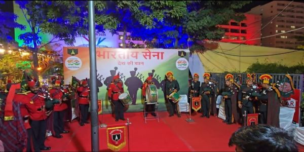 फ्लावर शो में गोल्डन कातर डिवीजन की पाइप बैंड प्रस्तुति