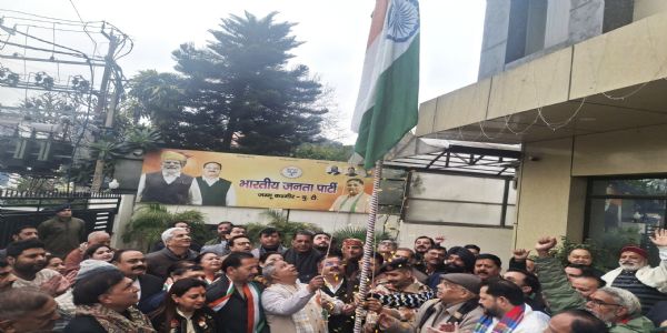 जम्मू-कश्मीर भाजपा ने केंद्र शासित प्रदेश में देशभक्ति की भावना के साथ 77वां गणतंत्र दिवस मनाया