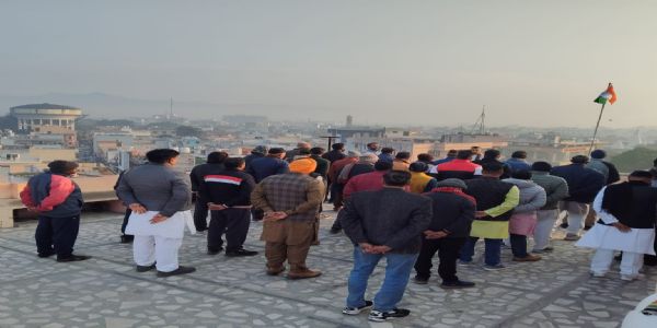 संघ कार्यालय पर प्रान्त प्रचारक डॉ. शैलेन्द्र ने फहराया झंडा