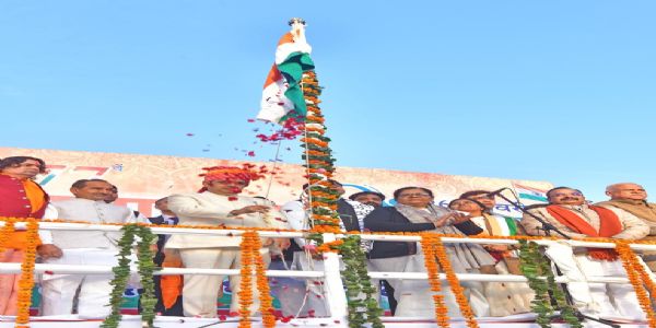 मुख्यमंत्री ने गणतंत्र दिवस के अवसर पर बड़ी चौपड़ पर फहराया राष्ट्रीय ध्वज