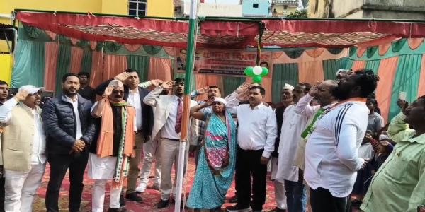 महादलित टोला में ध्वजारोहण, नगर आयुक्त ने बच्चों के बांटी मिठाई