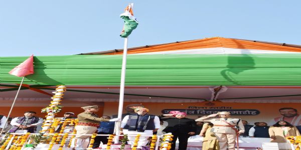 पलवल में केंद्रीय राज्य मंत्री कृष्ण पाल गुर्जर ने फहराया राष्ट्रीय ध्वज, शहीदों को किया नमन