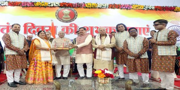 लोकभवन में गणतंत्र दिवस पर हुआ स्वागत समारोह, राज्यपाल और मुख्यमंत्री ने किया शुभकामनाओं का आदान-प्रदान