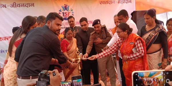 लाइफ सेवियर फाउंडेशन ने लगाया शिविर, शख्सियतों को किया सम्मानित