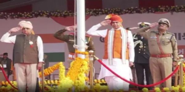 राज्यपाल देवव्रत ने फहराया राष्ट्रीय ध्वज, मुख्यमंत्री पटेल रहे उपस्थित