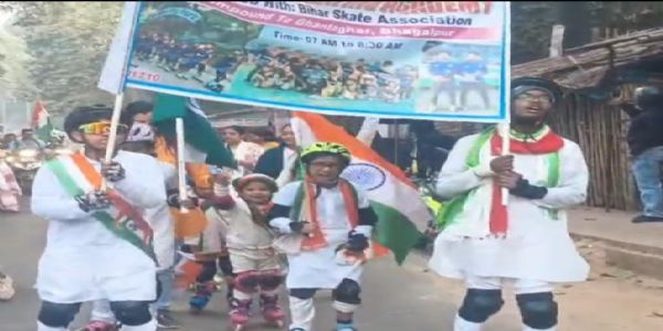 सड़कों पर स्केटिंग करते दिखे नन्हे देशभक्त