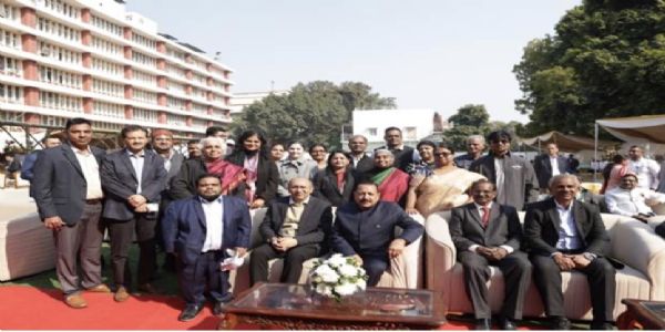 जितेन्द्र सिंह के साथ वैज्ञानिक जितेन्द्र सिंह के साथ वैज्ञानिक