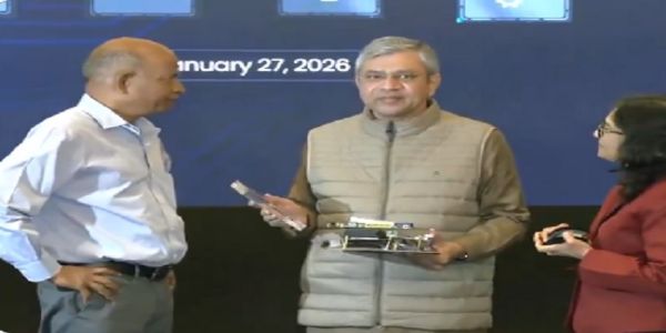 नई दिल्ली में सेमीकॉन इंडिया प्रोग्राम में प्रेस को संबोधित करते अश्विनी वैष्णव नई दिल्ली में सेमीकॉन इंडिया प्रोग्राम में प्रेस को संबोधित करते अश्विनी वैष्णव