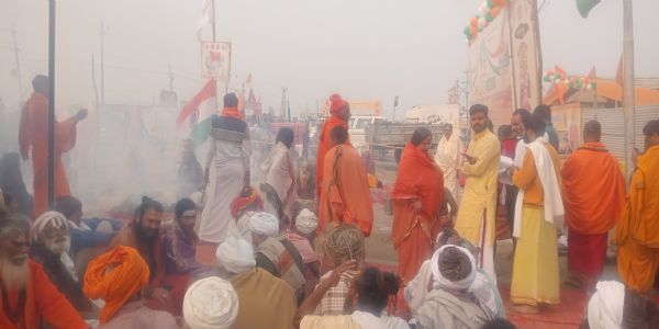 शंकराचार्य के शिविर में हो रहे हवन अनुष्ठान का छाया चित्र