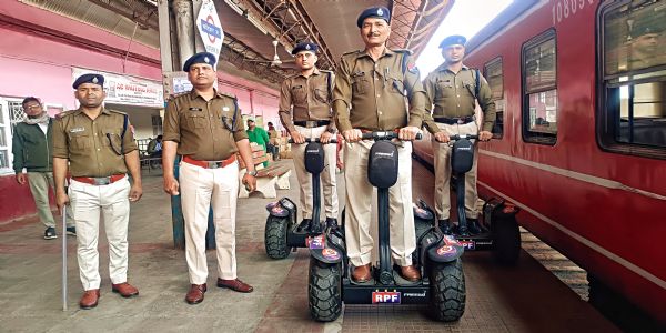 आरपीएफ की अनोखी पहल, सेगवे पर घूमकर यात्रियों को दे रहे हैं सुरक्षा के संदेश