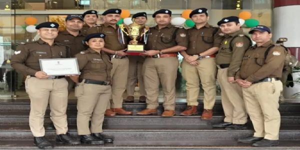 राज्य की सर्वश्रेष्ठ कोतवाली की ट्रॉफी लेकर पुलिस टीम पहुंची एसएसपी कार्यालय